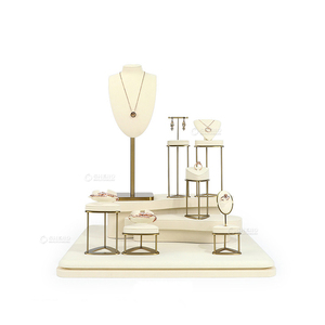 แท่นโชว์เครื่องประดับไมโครไฟเบอร์พรีเมียมพร้อมโลโก้สั่งทำพิเศษ สำหรับเครื่องประดับชั้นดี อุปกรณ์ตกแต่งโชว์รูมสุดหรูสำหรับสร้อยคอและแหวน - Product Image 3