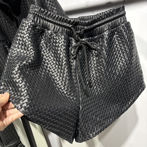 Shorts da Donna <span class=keywords><strong>in</strong></span> <span class=keywords><strong>Pelle</strong></span> Intrecciata Nera a Vita Alta - Stile a Gamba Larga con Elastico e Coulisse per l'Uso Quotidiano Autunno/Inverno - Product Image 1