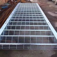 Marches d'escalier en acier galvanisé à chaud antidérapantes et résistantes à l'usure, plateformes industrielles pour escaliers d'entrepôt