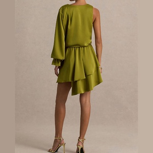 Vestido micro-mini de satén premium personalizado para mujer con manga de un solo lado, escote pronunciado, puños con volantes y volantes irregulares - Product Image 2