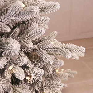 Árbol de Navidad de Abeto Flocado Preiluminado de Alta Calidad de 4.5 Pies con Follaje Nevado, Piñas y Luces LED Cálidas, Enchufable para Mesa - Product Image 2