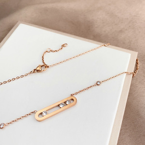 Nouveauté 2024 : Collier ras-du-cou géométrique en acier inoxydable plaqué or 18 carats, inaltérable, avec 3 pierres de zirconia mobiles - Product Image 2