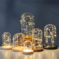 Dôme d'affichage en verre borosilicaté fait main de différentes tailles avec socle en bois et dôme en verre pour décoration