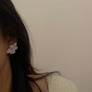 S925สไตล์ใหม่ argento มาแล้ว Corea <span class=keywords><strong>Carino</strong></span> Elegante ต่างหูไข่มุกรูปดอกไม้เครื่องประดับสำหรับผู้หญิงที่สง่างาม - Product Image 3