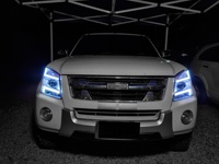 Ensemble de phares personnalisés pour Isuzu D-Max avec des projecteurs Bi LED et des feux de jour WRGB contrôlés par application