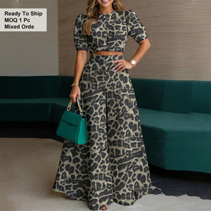 Ensemble <span class=keywords><strong>pantalon</strong></span> deux pièces imprimé pour <span class=keywords><strong>femme</strong></span>, prêt à expédier, avec crop top à manches courtes et <span class=keywords><strong>pantalon</strong></span> taille haute à jambes larges, élégant pour le quotidien, vente en gros - Product Image 1
