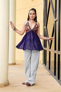 Kurti sin espalda de alta calidad y diseño premium, en tela Georgette, con bordado, trabajo de espejo y relieve, tradicional para Navratri, para mujer. - Product Image 4