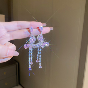 Banquete de mujer Aguja de plata Zircon Mariposa Rosa Gota de agua Pendientes largos de borla Pendientes de moda y elegancia - Product Image 4