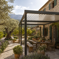 Pergola motorisée en aluminium avec toit à lames orientables, lames coulissantes rétractables, panneaux latéraux en bois et verre, éclairage LED, pour jardin et cour arrière