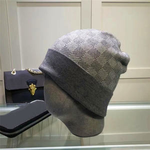 Berretti Invernali di Design Donna Uomo Slouchy Personalizzati con Logo Jacquard in Acrilico Cappello Lavorato a Maglia Unisex - Product Image 2