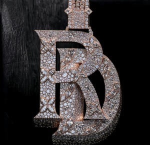 Colgante personalizado con letras incrustadas de diamantes, corte esmeralda, moissanita VVS, chapado en oro sobre plata de ley 925, a la moda. - Product Image 1