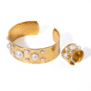 Bracelet jonc ouvert martelé en acier inoxydable plaqué or 18 carats avec perles |   Bijoux élégants et tendance unisexes | - Product Image 1