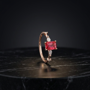 Bague en laiton plaqué rhodium imitation avec pierre carrée en oxyde de zirconium taille émeraude rouge, classique pour fiançailles et mariage - Product Image 2