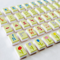 Ensemble de Mahjong Américain Moderne en Gros, 160 Tuiles Colorées en Acrylique avec Dés et Supports pour Fêtes Adultes