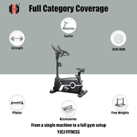 Bicicleta estática vertical con manillar elevado, asiento ajustable, sistema de pedales y base robusta para equipo de fitness profesional