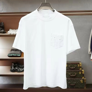 เสื้อยืดคอกลมผ้าคอตตอนหนา 350 กรัม แบบทอเรียบ ปักลายกากบาทที่กระเป๋าเสื้อ ตกแต่งแผ่นโลหะ สำหรับผู้ชายและผู้หญิง (แบบดรอปชิป) - Product Image 4