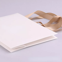 Sacs à provisions de luxe en carton imprimés de logo personnalisé pour cosmétiques vêtements chaussures Festival accessoires de mode poignées en papier