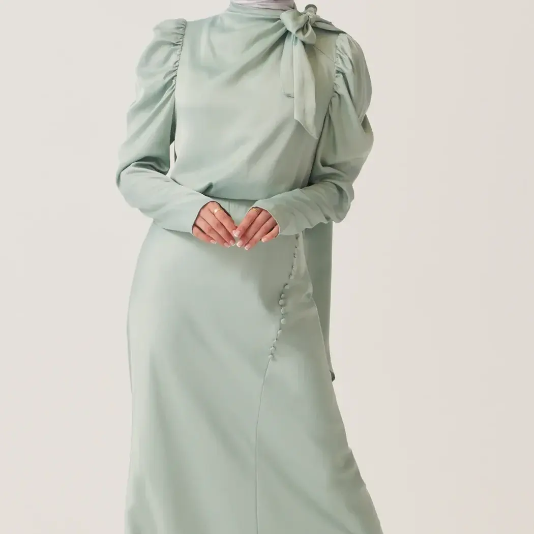2023エレガントなイスラム教徒の女性のドレスドバイトルコイスラム教徒の女性サテンヒジャーブアバヤ長袖フリルシルクサテン控えめなドレス