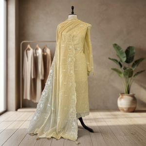 Conjunto de tres piezas de tela Banarasi con un tejido rico y elegante que incluye top, pantalón y dupatta para bodas, fiestas y eventos festivos. - Product Image 3