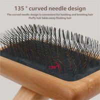 Peigne à poils pour animaux de compagnie portable multi-usage avec manche ergonomique en bois et métal, démêlant les poils flottants, favorisant la santé du pelage des chiens et des chats
