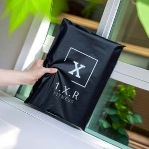 Sacs d'expédition en polyéthylène imprimés avec logo personnalisé, sacs d'expédition écologiques noirs pour l'expédition de vêtements, vêtements, emballages - Product Image 1