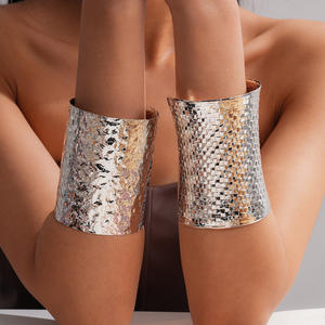 J Fashion Brazalete de Aleación de Zinc de Cara Ancha, Diseño Cóncavo Convexo Abierto, de Alta Gama, Elegante, Unisex, para Fiesta, con Personalidad Exagerada - Product Image 1