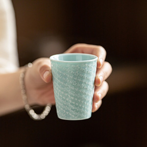 Taza de café de cerámica pequeña de porcelana con diseño en relieve, apta para microondas y lavavajillas, para uso doméstico. - Product Image 1
