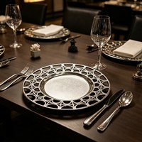 Assiettes de présentation élégantes en plastique PP argenté de 13 pouces, durables, style vintage, pour la décoration de fêtes et de mariages, lot en gros