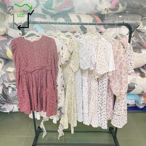 Vestidos Cortos de Segunda Mano al Por Mayor YIJIAYI, Alta Calidad, Estampados Florales, Colores Variados, Clasificados con Rigor, Limpios, <span class=keywords><strong>Precios</strong></span> Bajos - Product Image 1