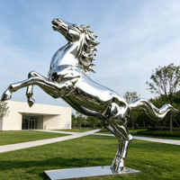 Statue d'animal extérieure personnalisable, sculpture de cheval sautant en acier inoxydable pour villa contemporaine ou place publique