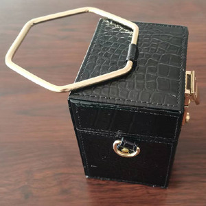 Caja cosmética cuadrada con asa de metal, caja de plástico para joyas, anillos, colgantes, brazaletes, envuelta en cuero PU, caja para joyas. - Product Image 5