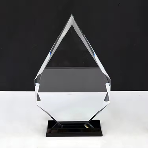 Trofeo <span class=keywords><strong>de</strong></span> Cristal Personalizado en Forma <span class=keywords><strong>de</strong></span> Torre con Base Negra - Product Image 2