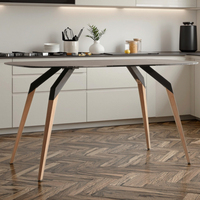 Table à manger moderne de luxe légère sur mesure d'usine chinoise avec pieds en métal et plateau en verre trempé pour hôtel et usage domestique