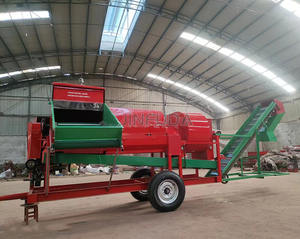 La machine déplace directement <span class=keywords><strong>les</strong></span> plants d'arachides dans le champ et <span class=keywords><strong>les</strong></span> envoie vers le mécanisme de cueillette des fruits à l'intérieur. - Product Image 4