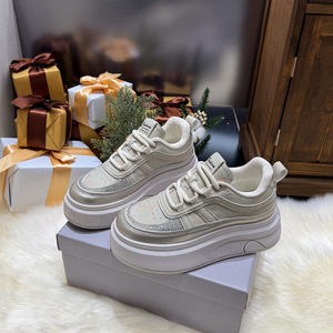 Baskets blanches à plateforme haute, style compensé, polyvalentes pour les tenues décontractées et sportives, et mocassins surdimensionnés mignons et adorables. - Product Image 5