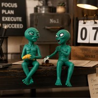 Nouveauté : Ensemble de figurines d'extraterrestres assis en résine, style européen amusant, avec croissant et café déversé, pour bureau, table et décoration intérieure
