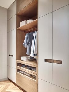 2025 <span class=keywords><strong>Skyline</strong></span> American Luxury Style moderne Ouverture de la porte opposée Armoire à trois rangées avec lumières <span class=keywords><strong>LED</strong></span>