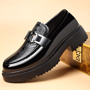 Mocasines de charol para hombre con punta redonda, sin cordones, suela gruesa, zapatos casuales de negocios para todas las estaciones, suela exterior de goma ligera - Product Image 1