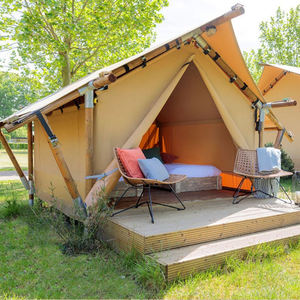 Tente de safari de luxe à toit triangulaire pour l'extérieur, avec structure en bois, idéale pour le glamping et les retraites de vacances - Product Image 3