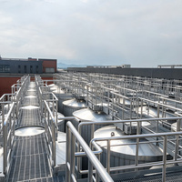 Équipement de brassage et de fermentation de bière personnalisé à quatre cuves de 2000 L, contrôle PLC, utilisation facile, tension/puissance personnalisables, restaurant