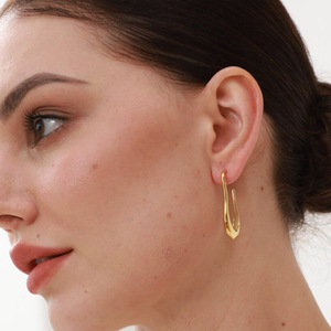 316L स्टेनलेस स्टील फैशन क्लासिक लक्जरी बड़ी एलर्जी मुक्त तिरश मुक्त बड़े यू-आकार के वाटरड्रॉप महिला सोने की बालियां - Product Image 5