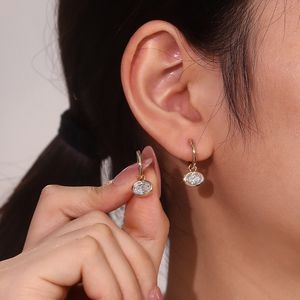 Boucles d'oreilles créoles personnalisées Provence, or véritable 14k 18k, serti clos, diamants ovales CVD, bijoux pour femmes, pour mariage - Product Image 3