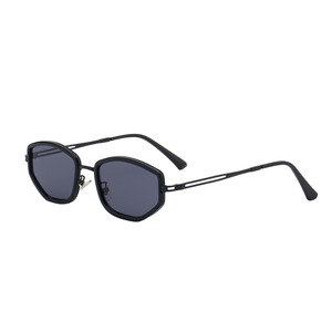 Elegantes gafas de sol de montura pequeña para mujer, lentes de PC UV400 de metal negro con estuche para conducir y uso diario - Product Image 4