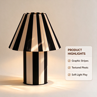 Lampe de table rechargeable à rayures verticales graphiques et texture plissée, lampe LED portable alimentée par batterie pour mariage, événement, décoration intérieure