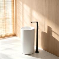 Lavabo sur pied en pierre artificielle blanche mate de design moderne et luxueux, lavabo en surface solide, lavabo autoportant pour hôtel