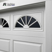 Puerta de Garaje Seccional Aislada con Paneles Elevados, Blanca, Automática, con Ventanas Arqueadas