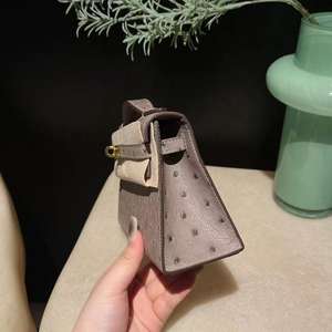 Mini borsa da <span class=keywords><strong>donna</strong></span> fatta a mano su misura in pelle di struzzo sudafricana di <span class=keywords><strong>prima</strong></span> qualità, colore grigio scuro, ideale per eventi formali. - Product Image 2