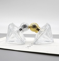Vente en gros Bouteille de parfum en verre carré haut de gamme de luxe 70ml blanc cristal avec pulvérisateur à baïonnette Diffuseur de cosmétique vide unique