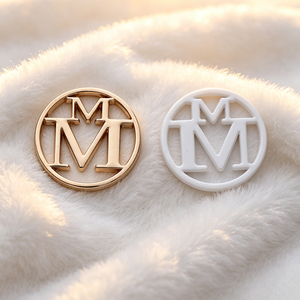 Étiquette métallique résistante à la corrosion pour sacs, manteaux et robes, logo personnalisé, livraison rapide pour meubles, ODM pour vêtements - Product Image 2