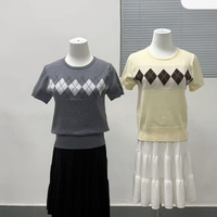 T-shirt en tricot à motif Argyle pour femme, col rond, manches courtes, coupe ajustée, style décontracté preppy, haut en tricot d'été